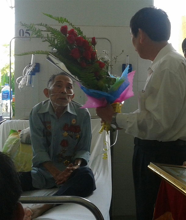 Đồng chí Trịnh Văn Thu – TUV, Bí thư Huyện ủy tặng hoa chúc mừng đồng chí Ngô Xuân Tùng.